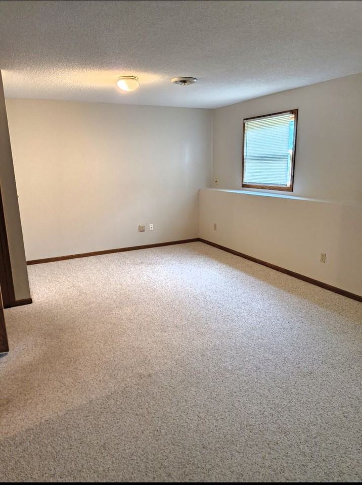 1250 Silverwood Ct - Photo 4 of 27