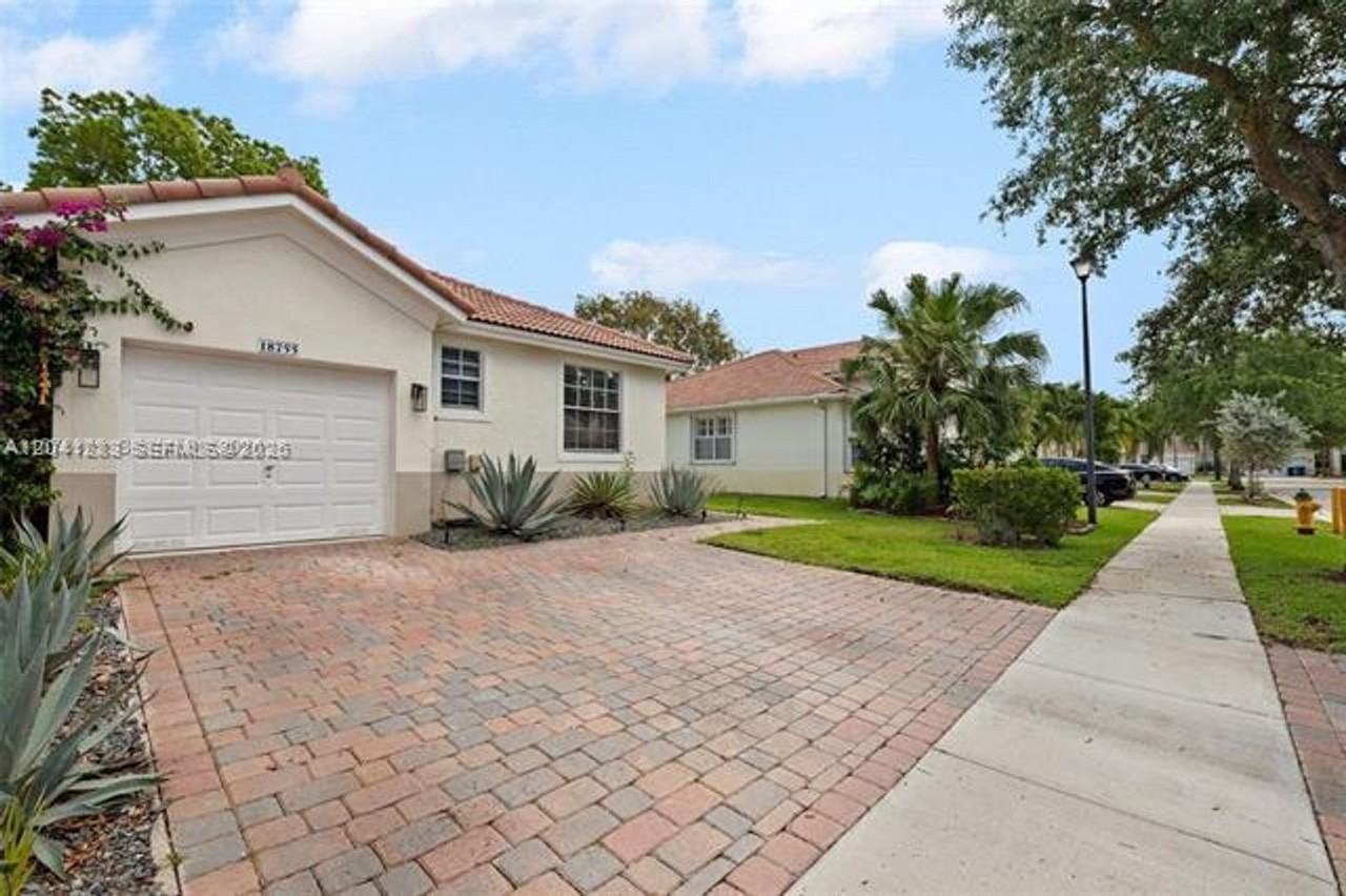18755 18755 SW 27th Ct th 18755 - Photo 3 of 23