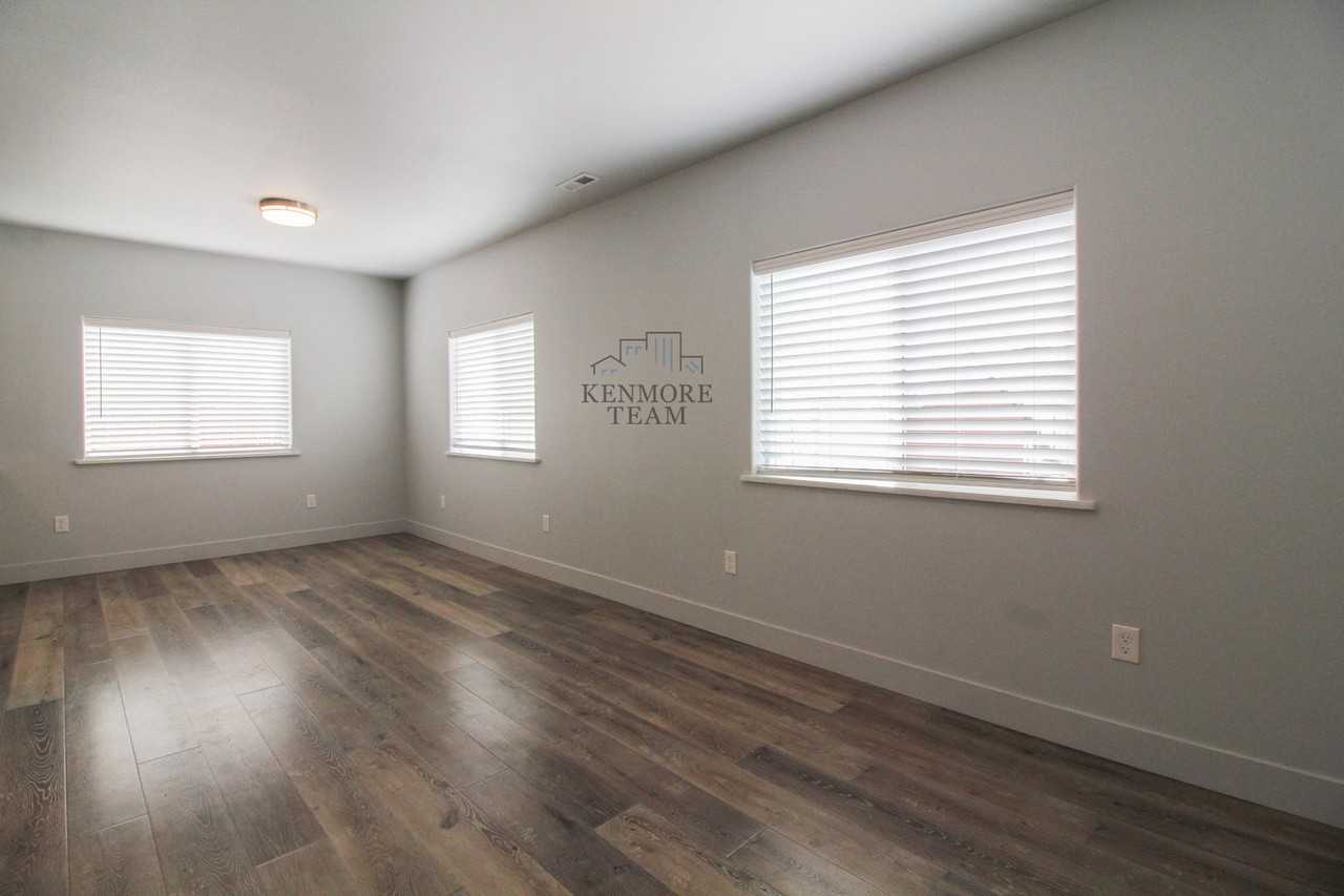 1006 Adams St - Photo 2 of 17