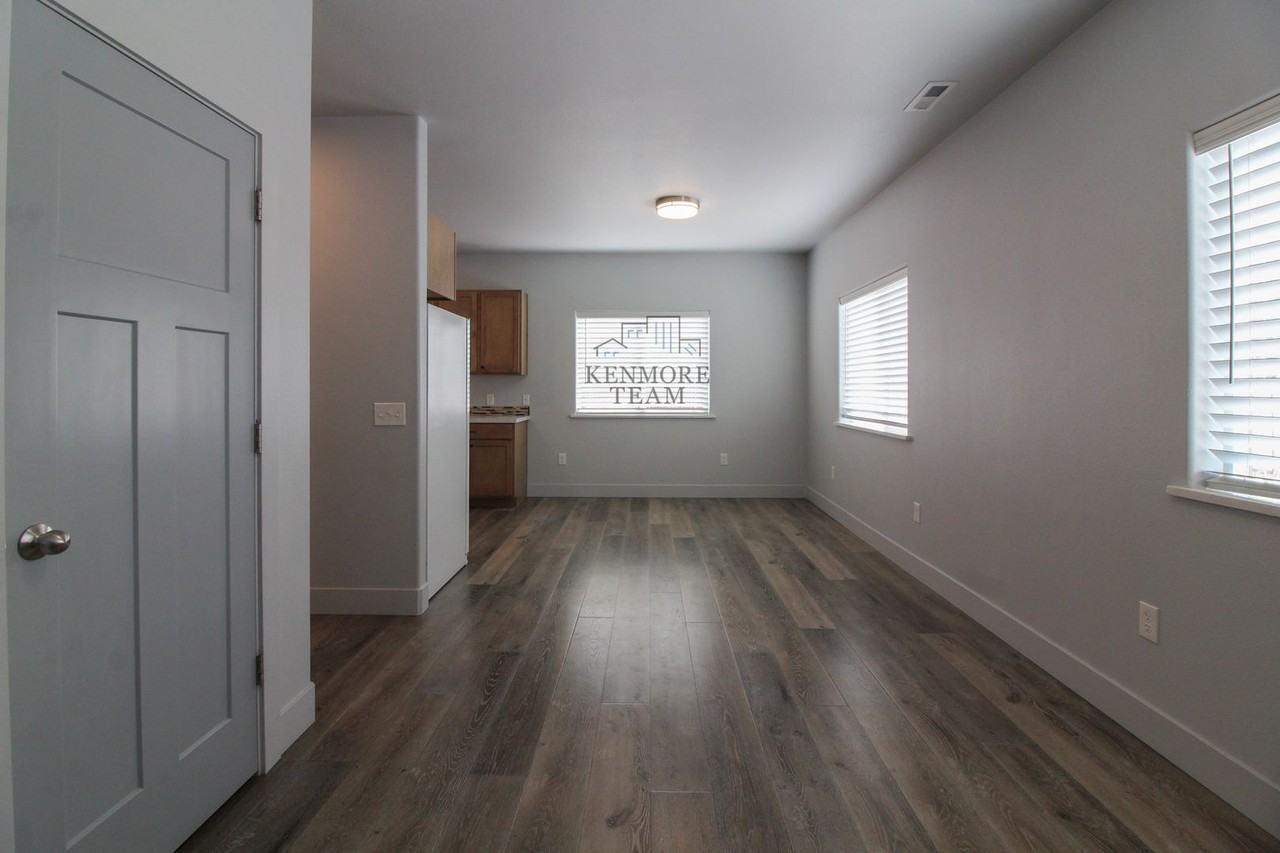 1006 Adams St - Photo 3 of 17