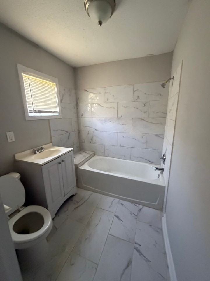 432 N Montgomery St - Photo 3 of 7