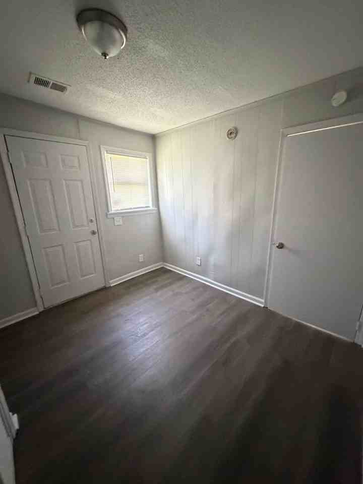 432 N Montgomery St - Photo 6 of 7