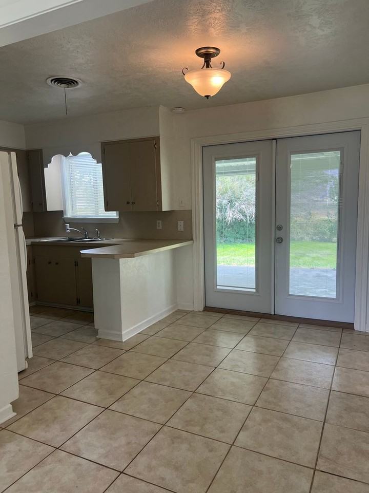2144 Kathy Dr - Photo 6 of 20