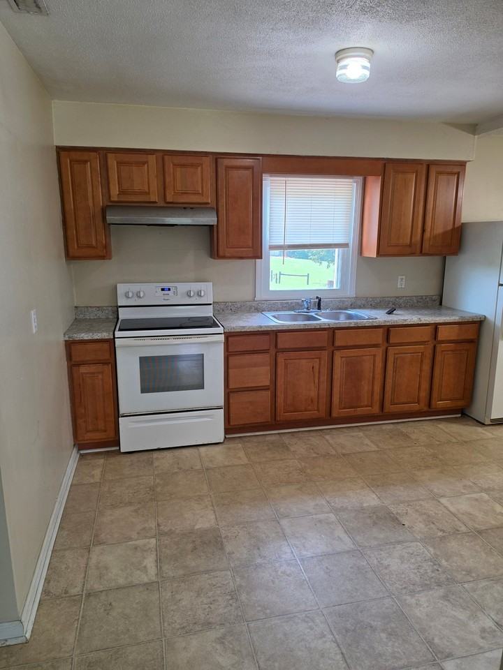 2805 Rhodelia Rd - Photo 4 of 10