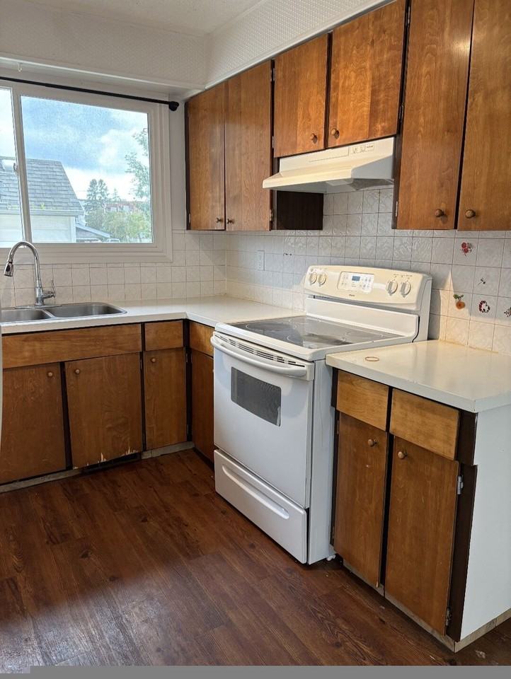 10219 155 St Nw - Photo 2 of 13
