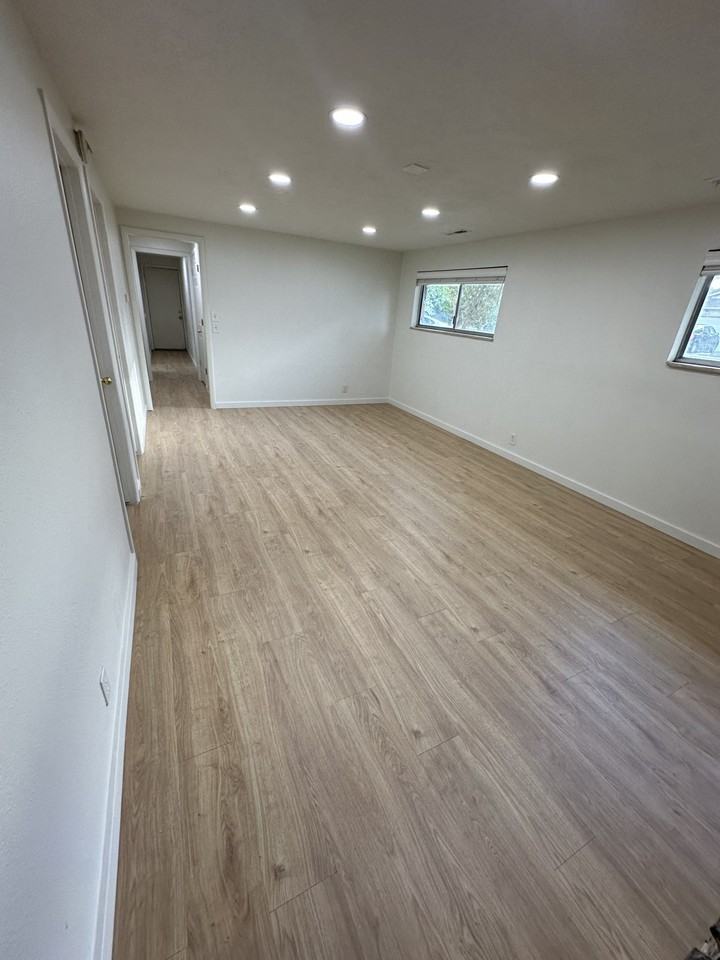 966 N Main St - Photo 4 of 14