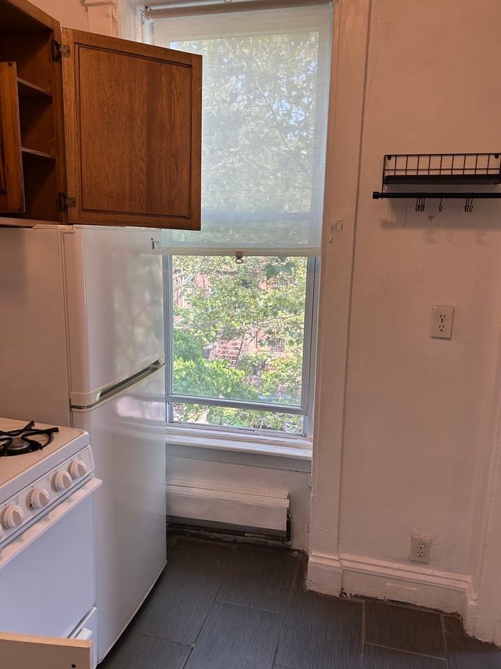 162 Underhill Ave - Photo 3 of 7