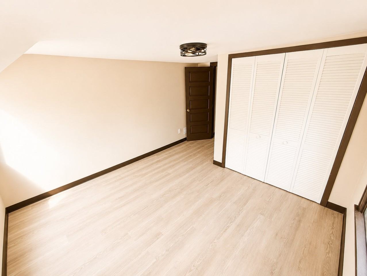 1329 W Commercial St - Photo 3 of 9