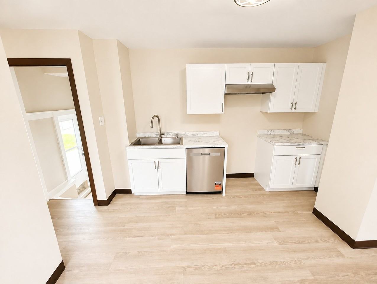 1329 W Commercial St - Photo 4 of 9