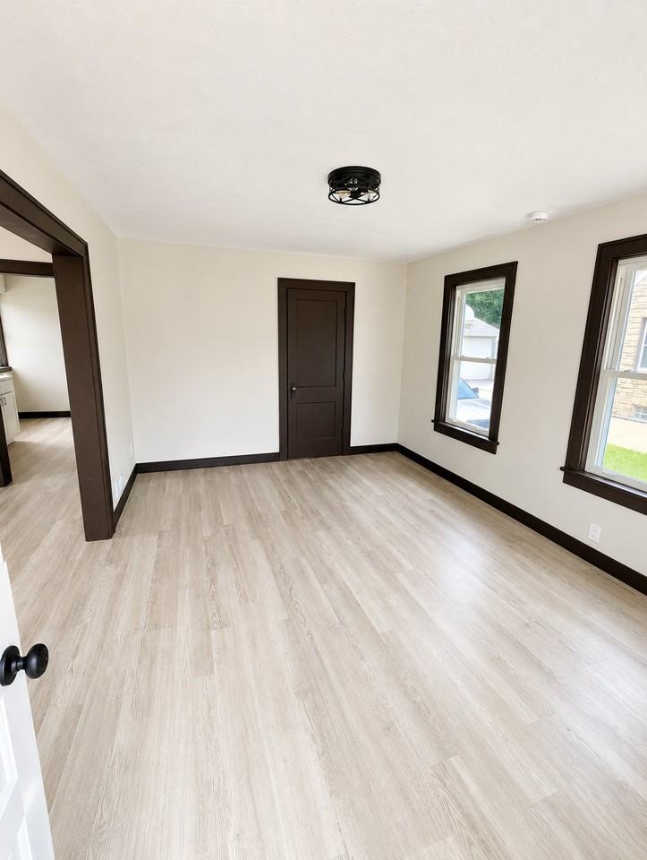 1329 W Commercial St - Photo 7 of 9