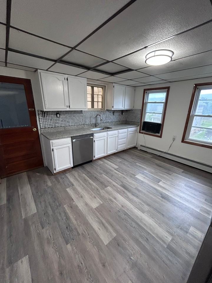 1295 Reynolds Ave - Photo 6 of 22