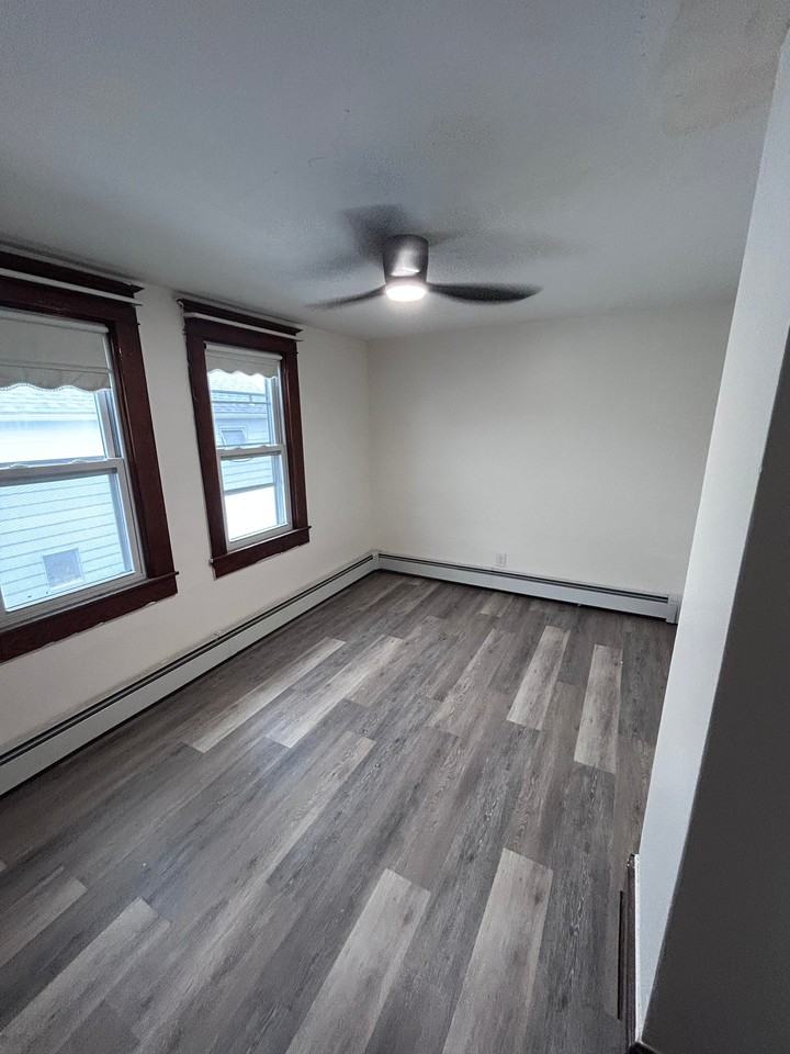 1295 Reynolds Ave - Photo 7 of 22