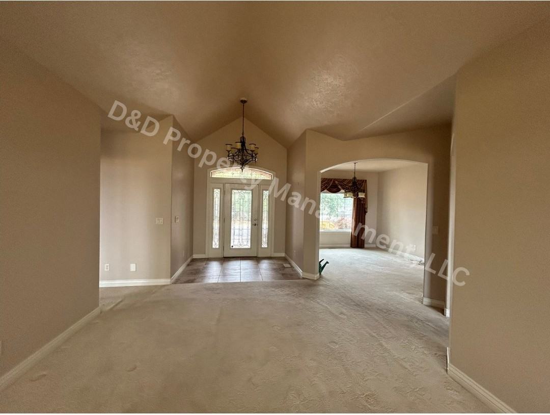 568 Mahard Dr - Photo 4 of 15