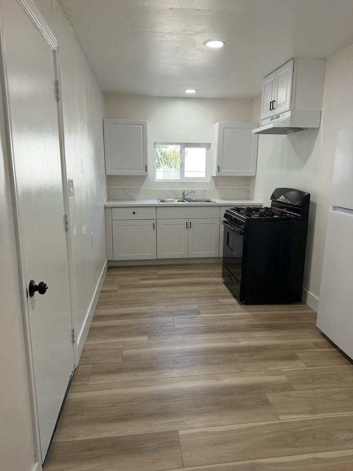 4126 East Burns Avenue - Photo 7 of 8