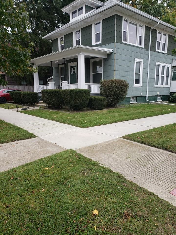 212 Noble Street, Unit Downstairs - Photo 3 of 9