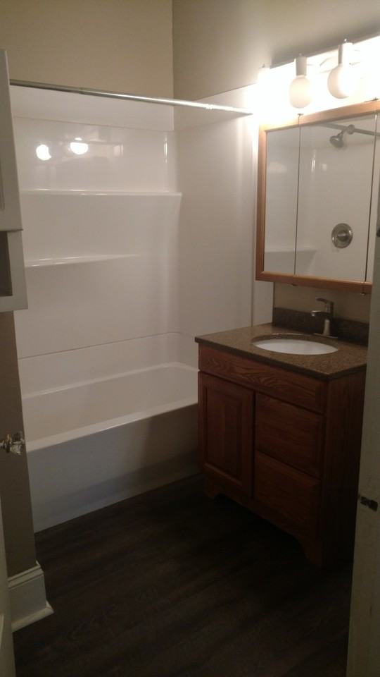 212 Noble Street, Unit Downstairs - Photo 5 of 9