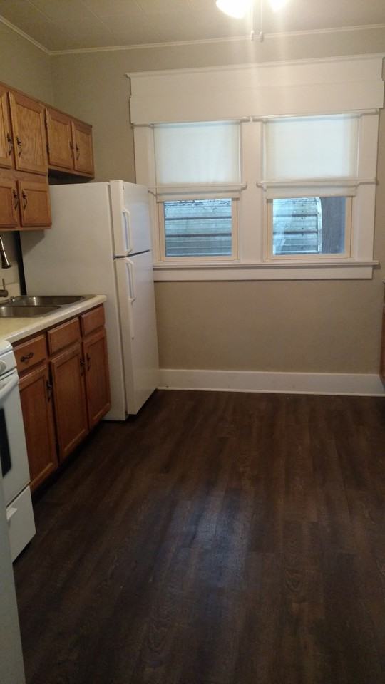 212 Noble Street, Unit Downstairs - Photo 7 of 9