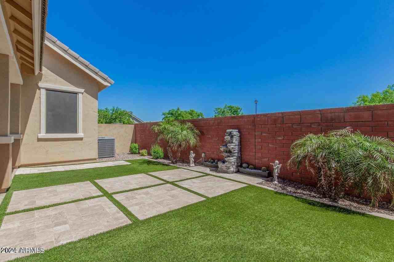 4511 E Jones St - Photo 5 of 31