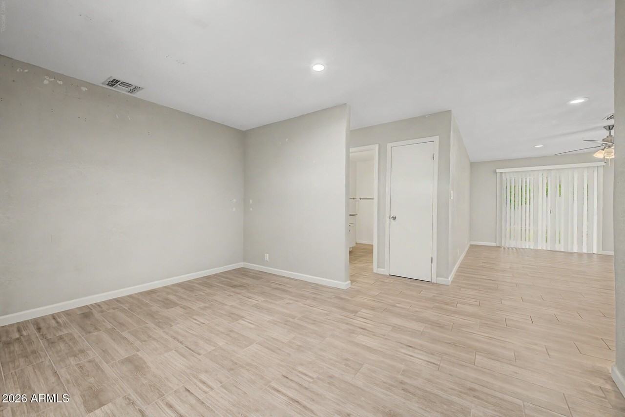 950 E Lilac Dr - Photo 6 of 32
