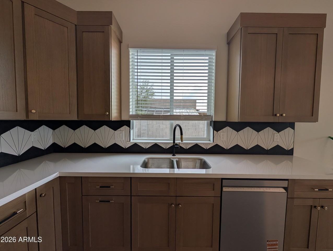 826 W 12th St - Photo 6 of 30