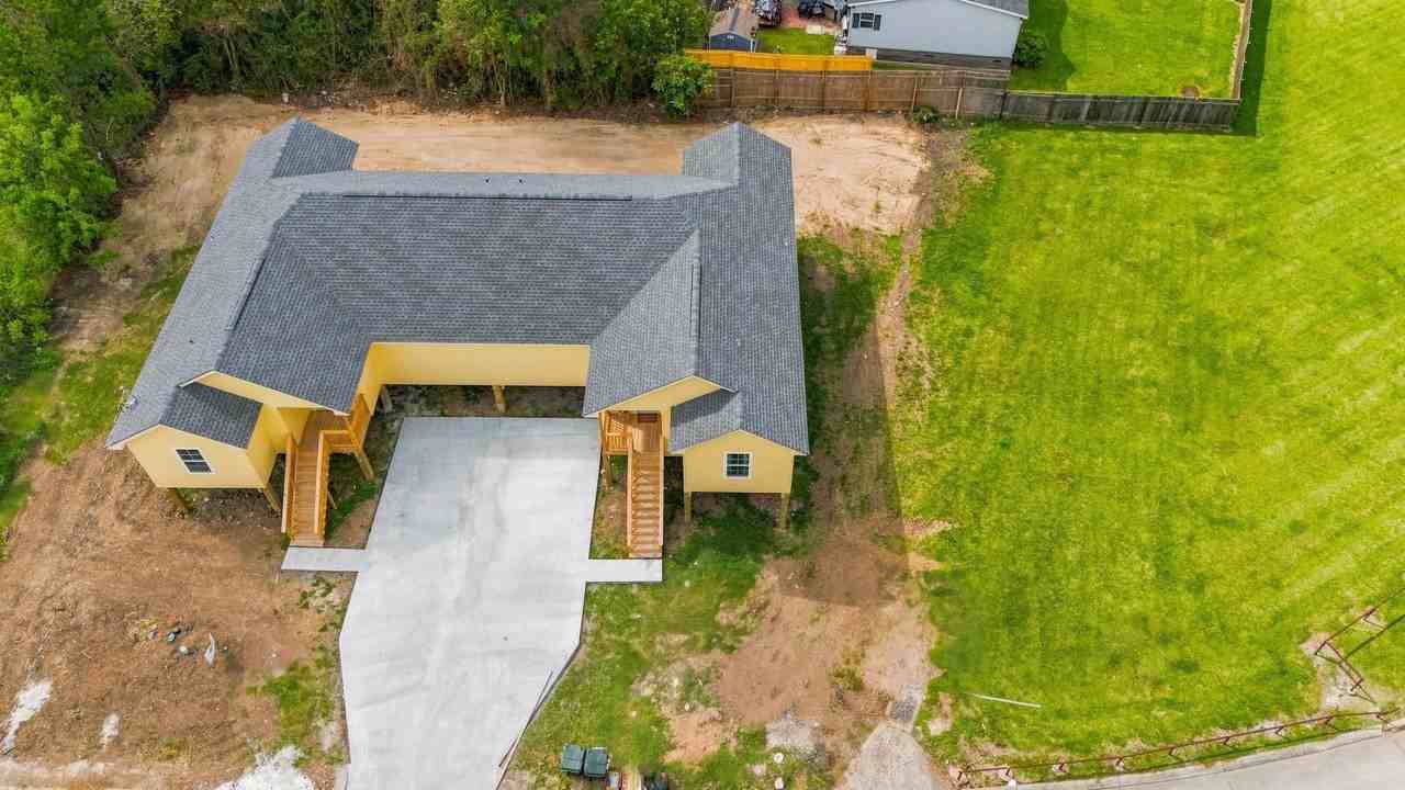 1406 Bonvillain St - Photo 3 of 17