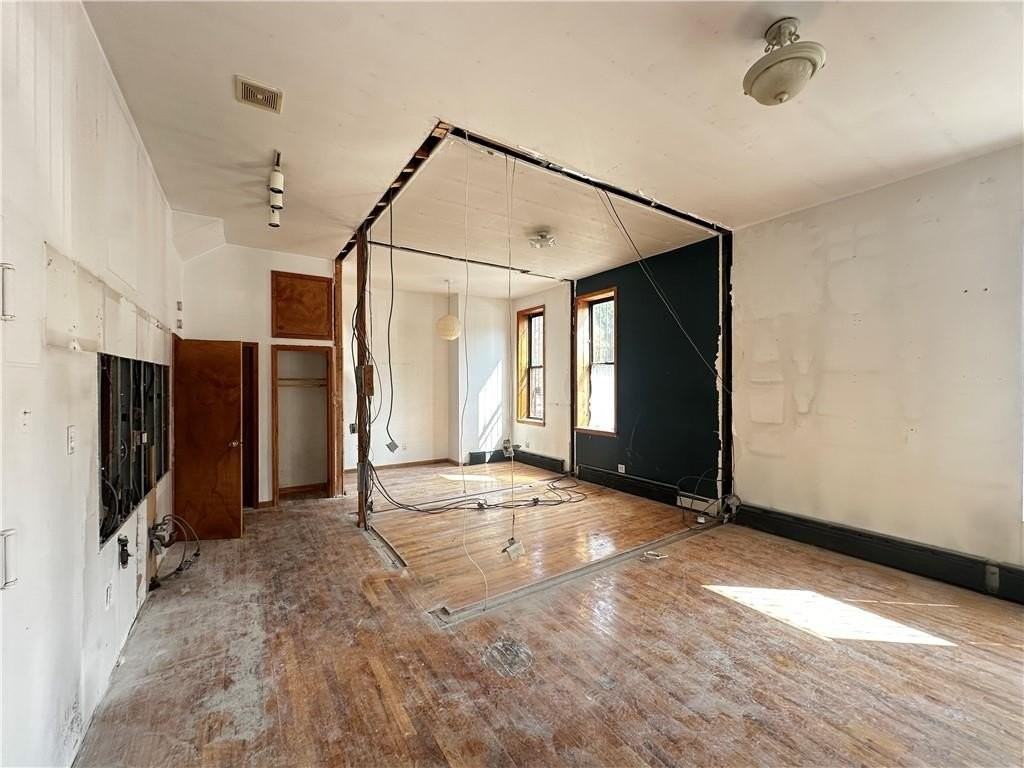 364 Hooper St - Photo 2 of 17