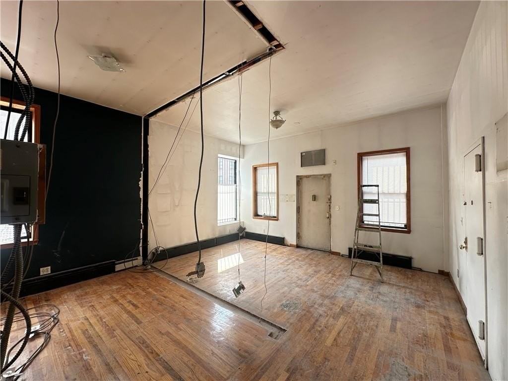 364 Hooper St - Photo 3 of 17