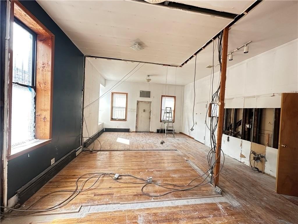 364 Hooper St - Photo 4 of 17