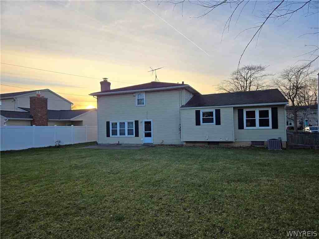 161 Foxpoint W - Photo 4 of 32