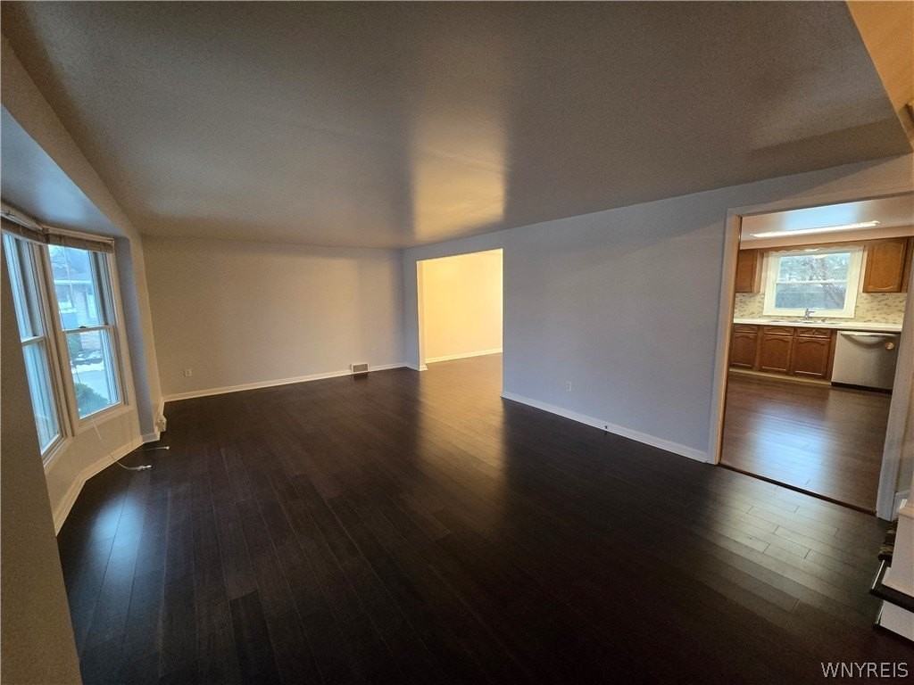 161 Foxpoint W - Photo 7 of 32