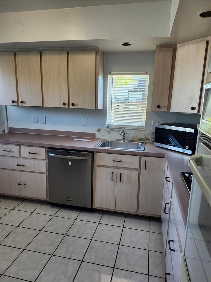 2220 Birchcrest Blvd - Photo 5 of 14