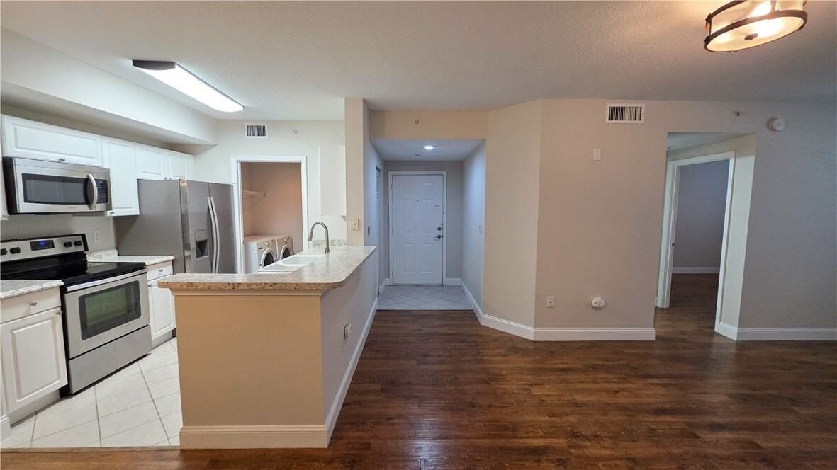 5090 Fairways Cir Apt H105 - Photo 5 of 17