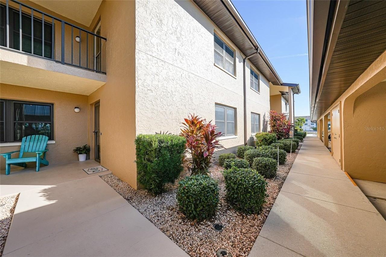 240 Lewis Cir - Photo 4 of 45