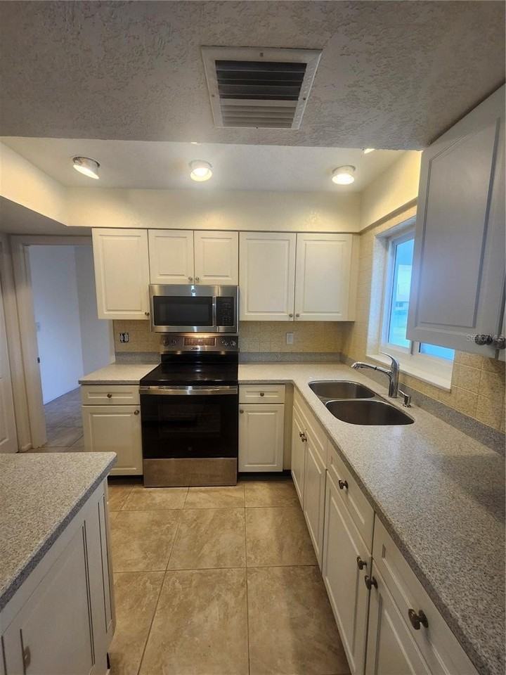 2441 Beacon Dr - Photo 7 of 10