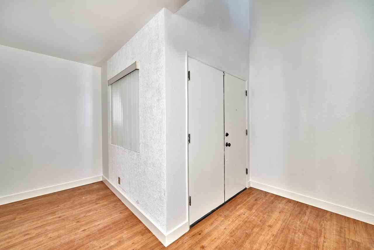 414 Village Sq W - Photo 4 of 48