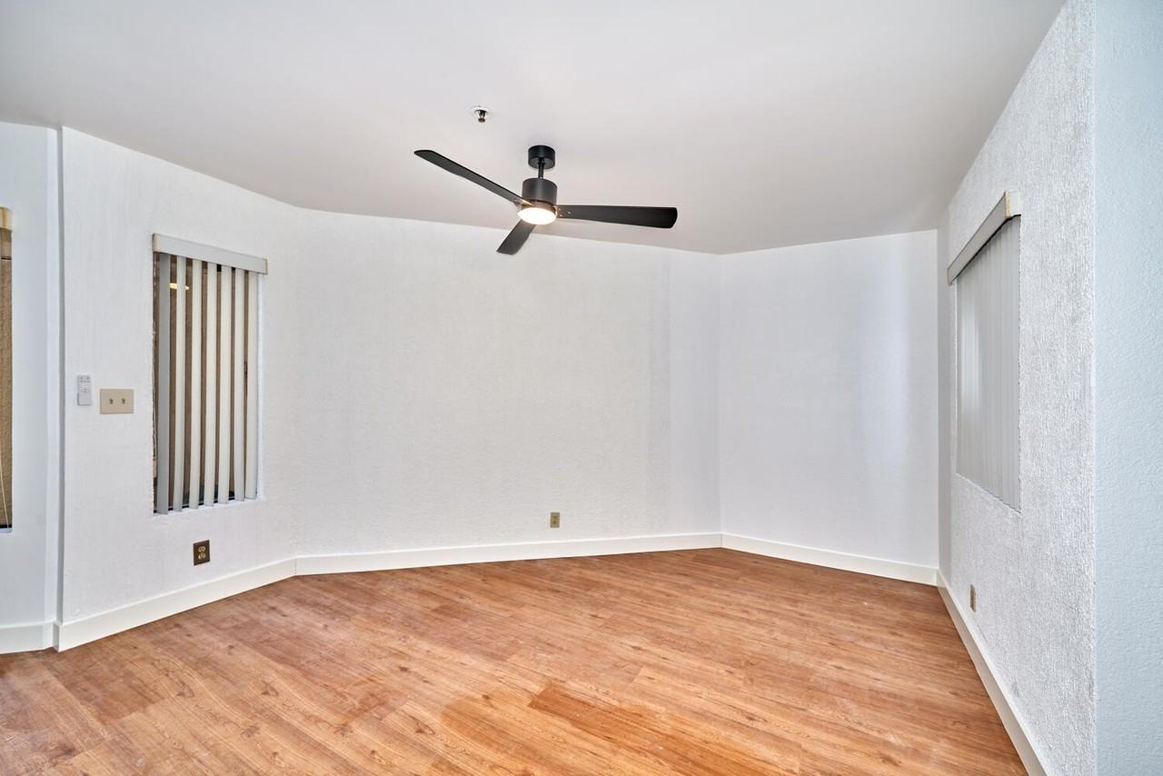 414 Village Sq W - Photo 5 of 48