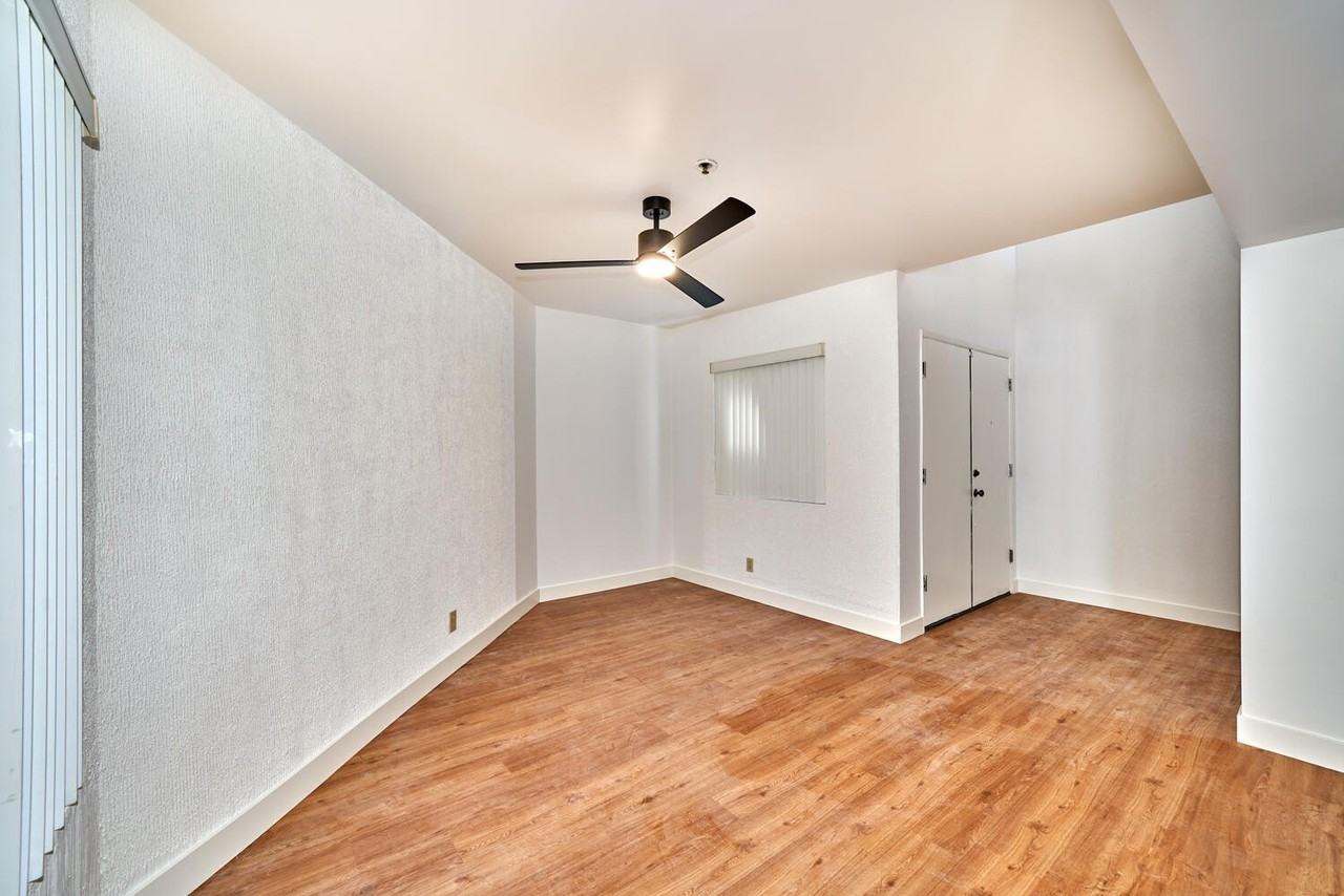 414 Village Sq W - Photo 6 of 48