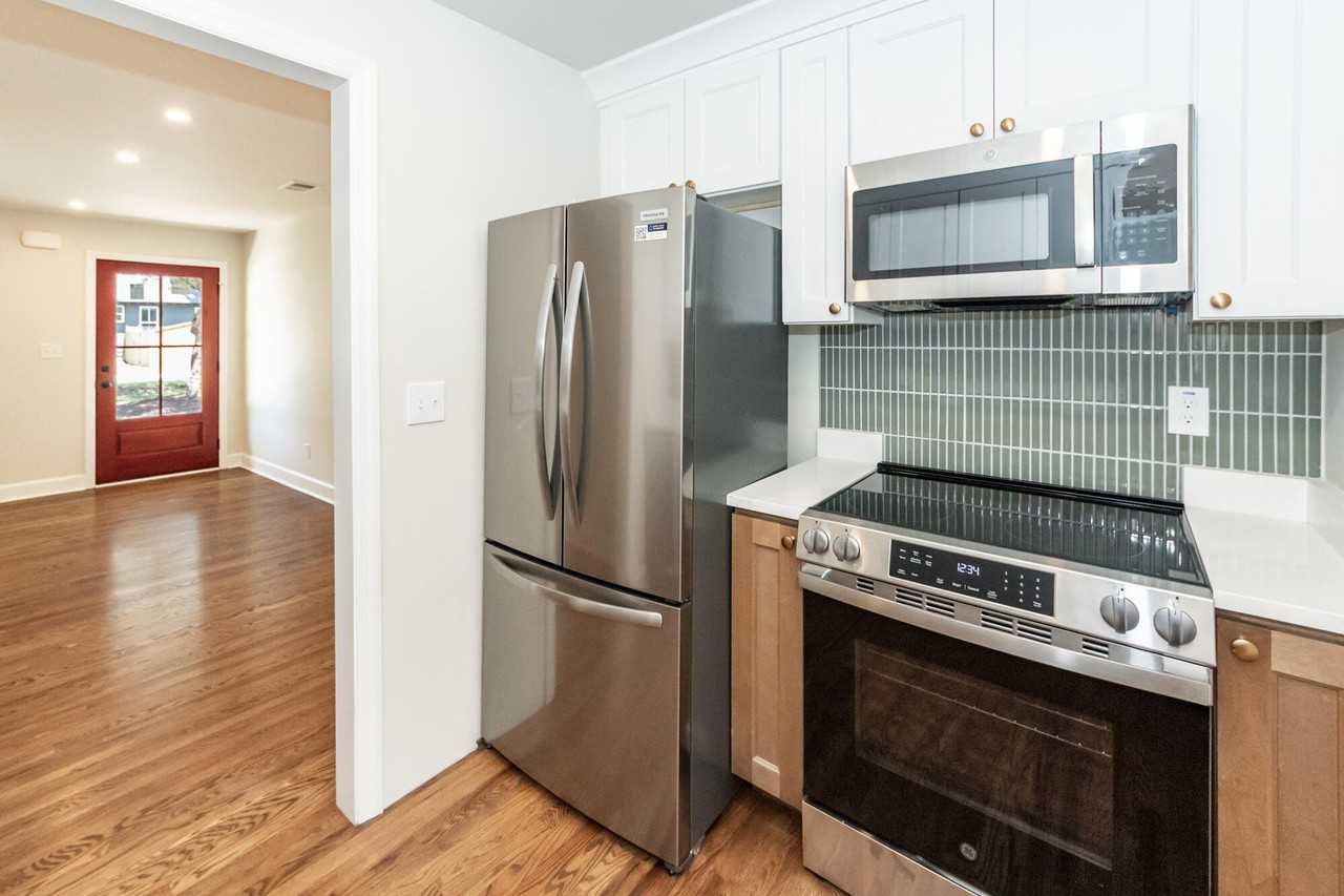 17 Vincent Dr #B - Photo 6 of 16