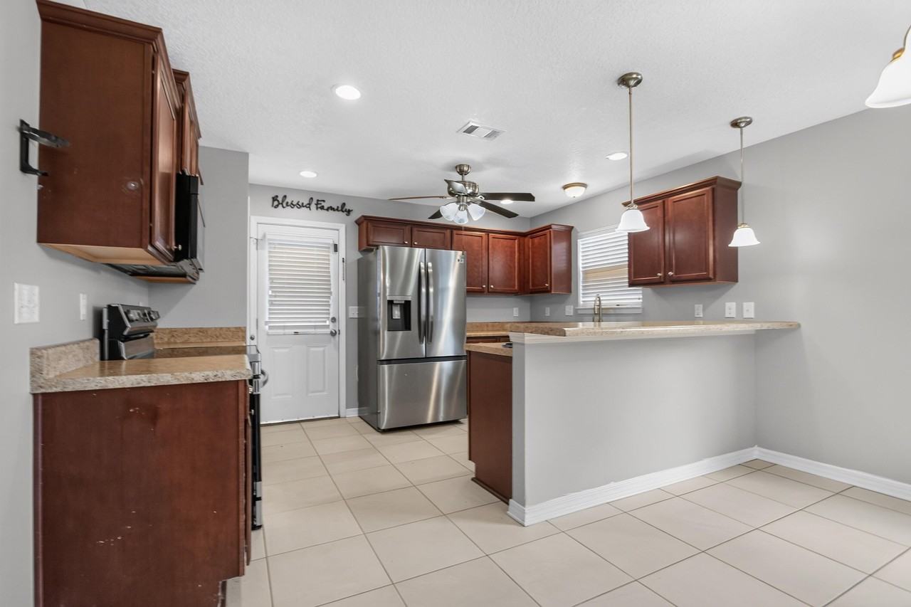 451 Eisenhower Dr - Photo 4 of 26