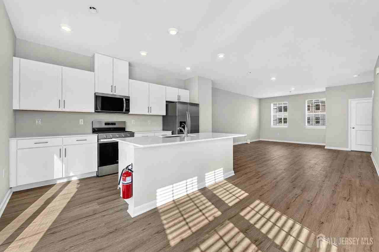 Essex Dr - Photo 5 of 25