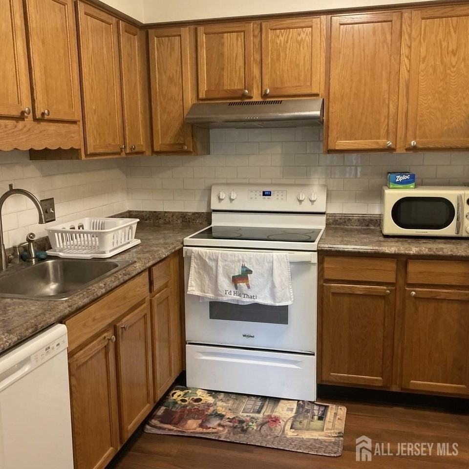 1306 Sayre Dr - Photo 4 of 18