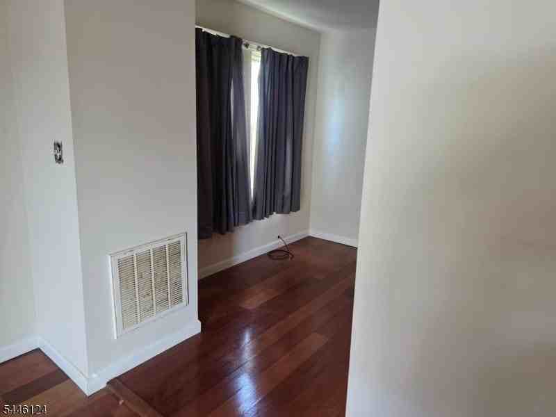426 Tompkins St - Photo 5 of 19