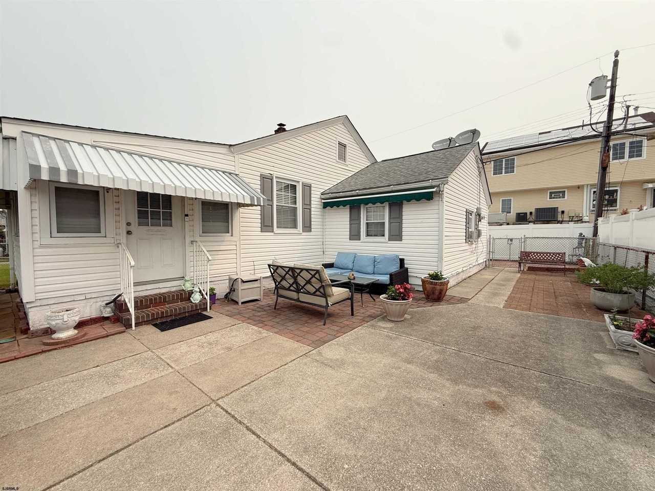 223 N Wyoming Ave - Photo 4 of 22