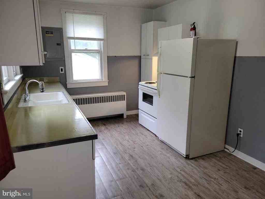 301 Buffalo Ave - Photo 3 of 11