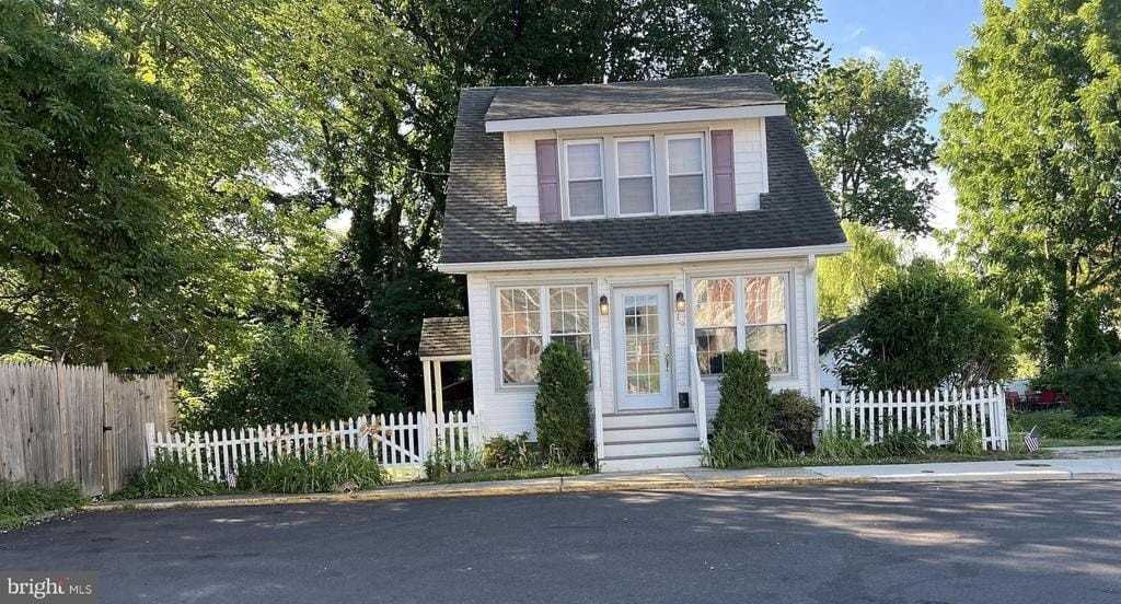 19 Snowden Ave - Photo 2 of 17