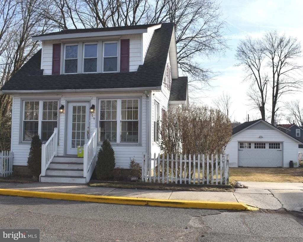 19 Snowden Ave - Photo 3 of 17