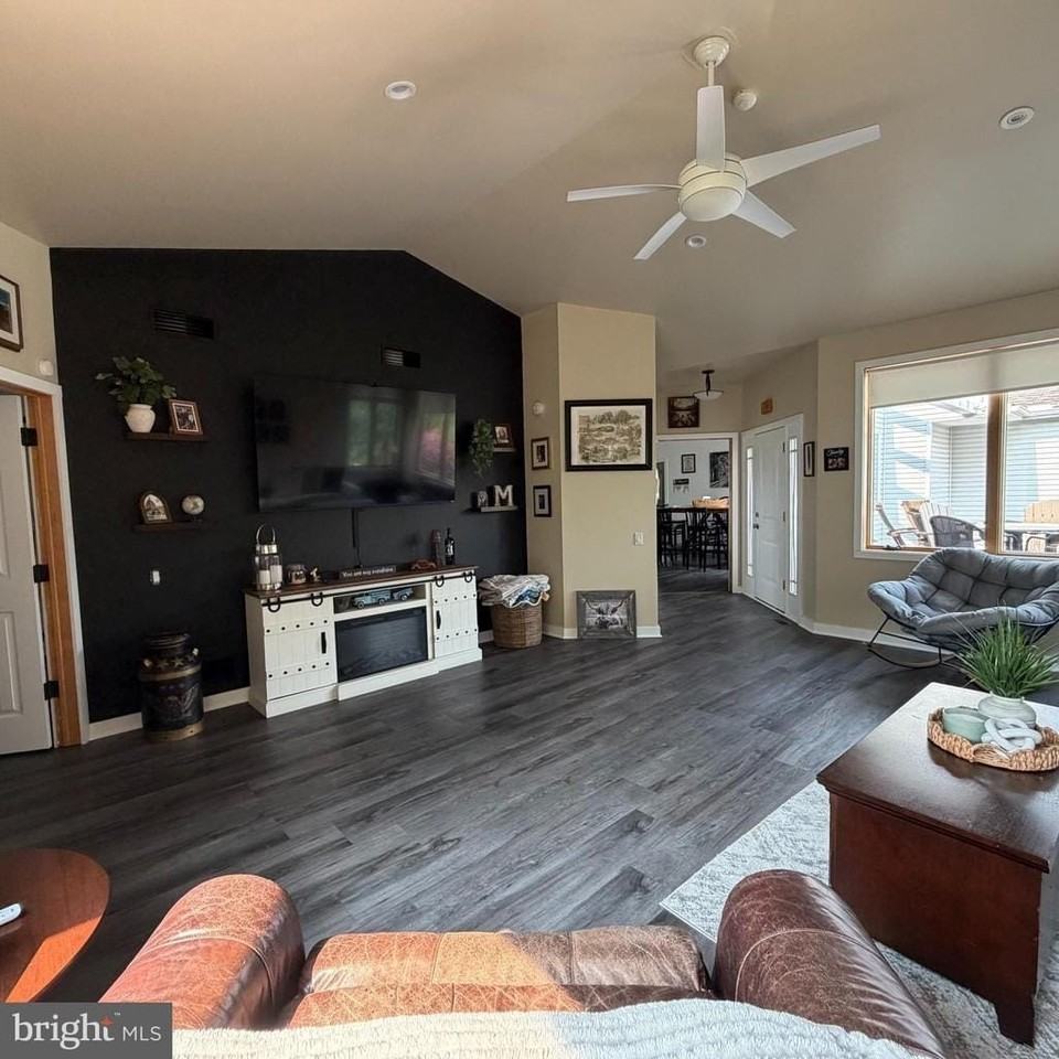 376 Cooper Dr - Photo 4 of 17