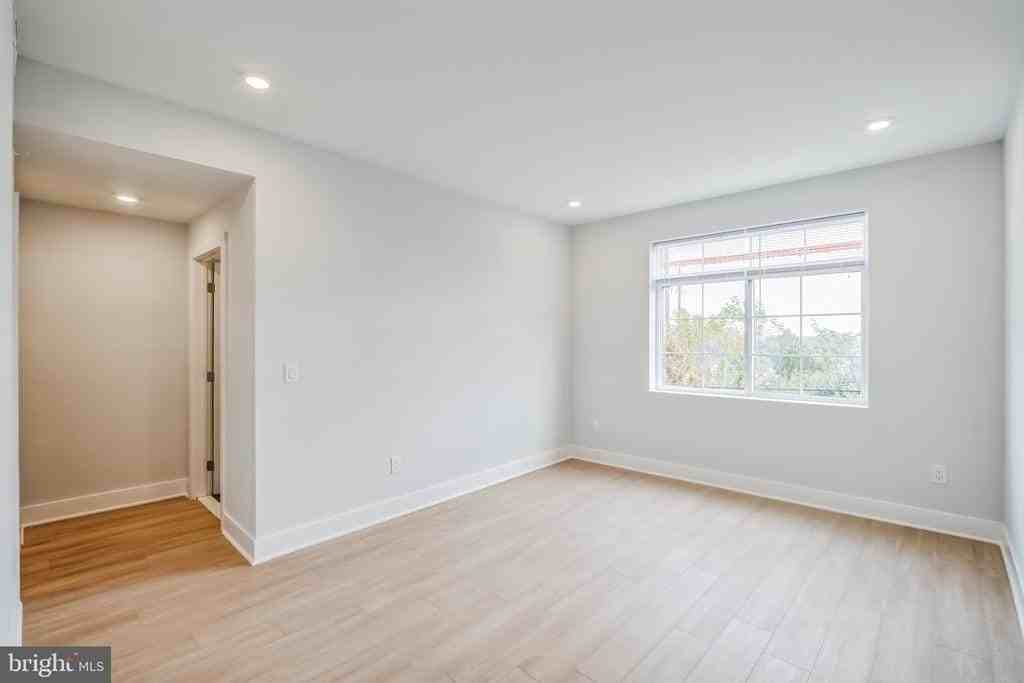 646 N 32nd St #10 - Photo 7 of 13
