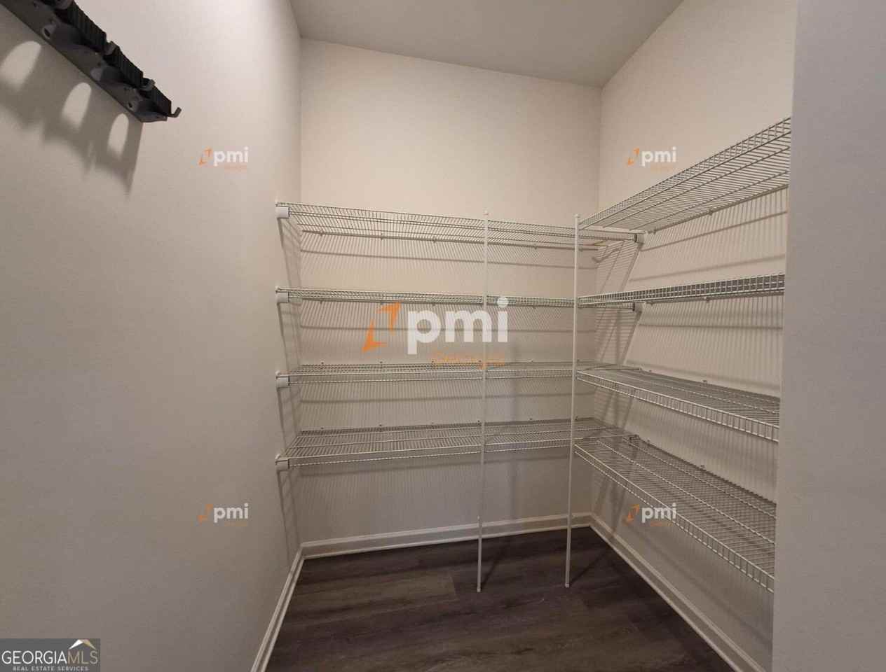 1081 Coldwater Dr - Photo 4 of 21
