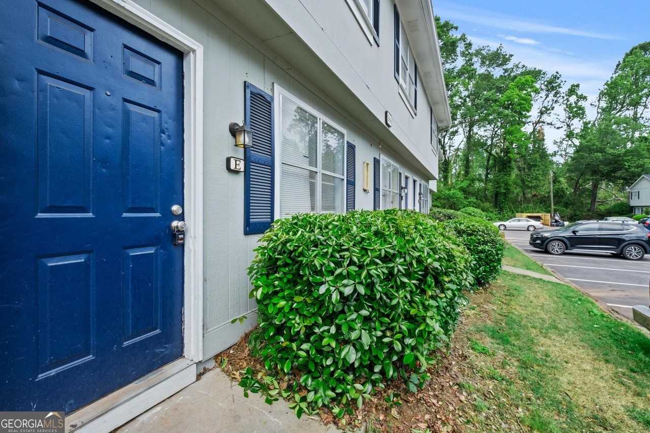358 N 19th St #E - Photo 2 of 19